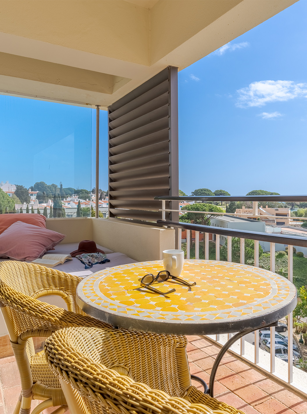 A Suite Vista Mar do Pestana Alvor Praia tem varanda com mesa, cadeiras e sofá com vista para o mar e a praia