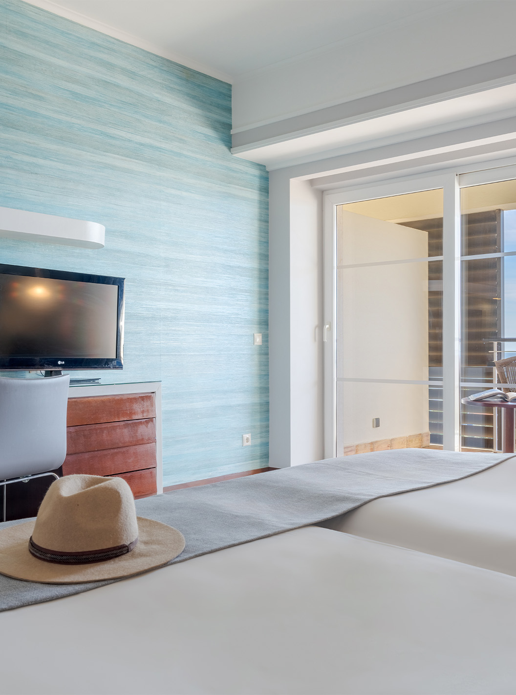 O Superior Vista Mar do Pestana Alvor Praia tem duas camas juntas com cadeirão, secretária, televisão e varanda com vista mar