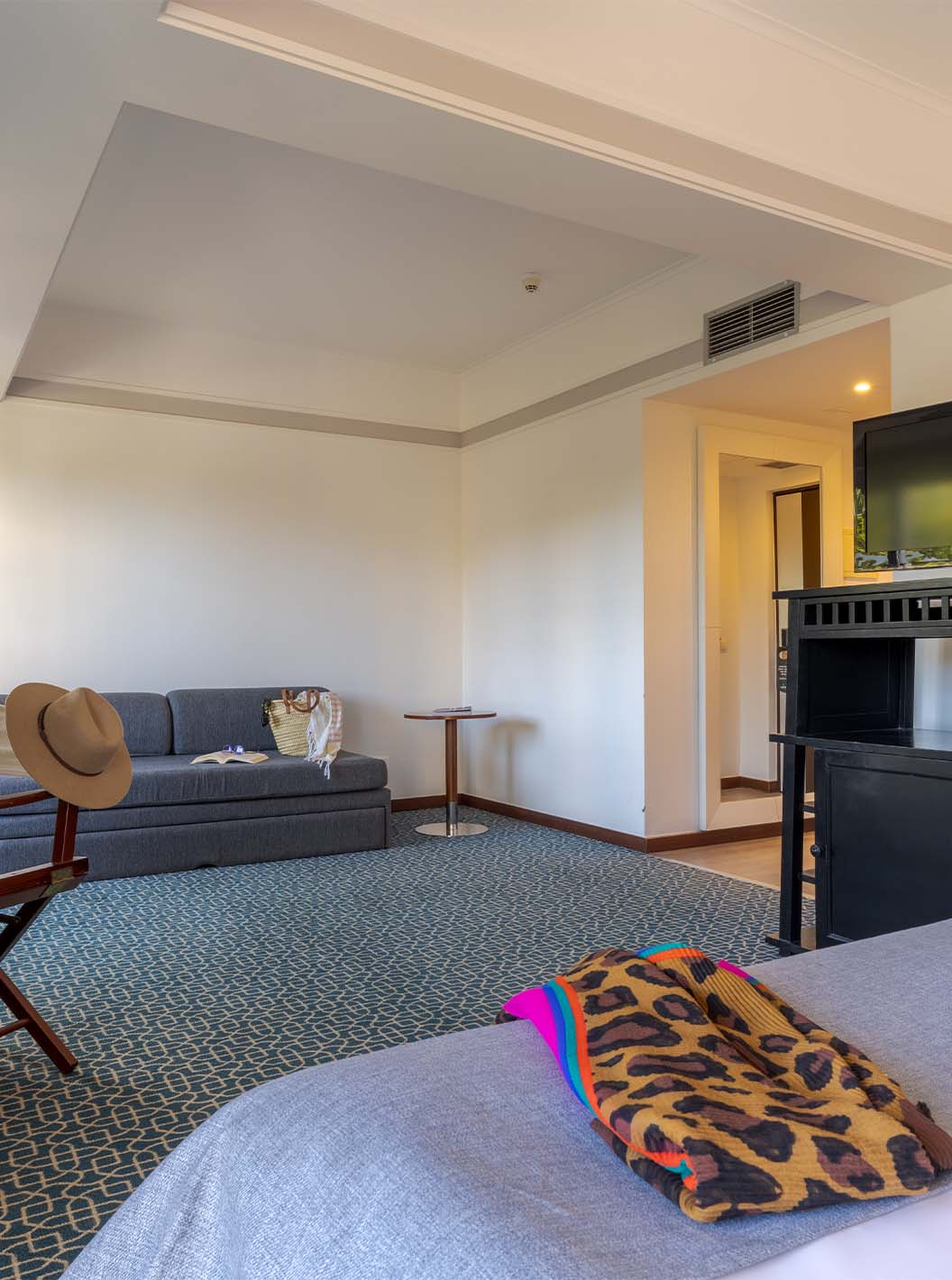 O Superior do Pestana Alvor Praia tem uma cama de casal, um móvel preto com a televisão, um sofá-cama e uma secretária