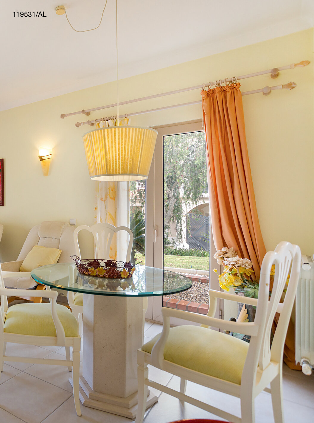 O Apartamento T1 Standart do Pestana Carvoeiro Golfe tem uma sala com televisão, mesas, cadeiras e vista para o exterior