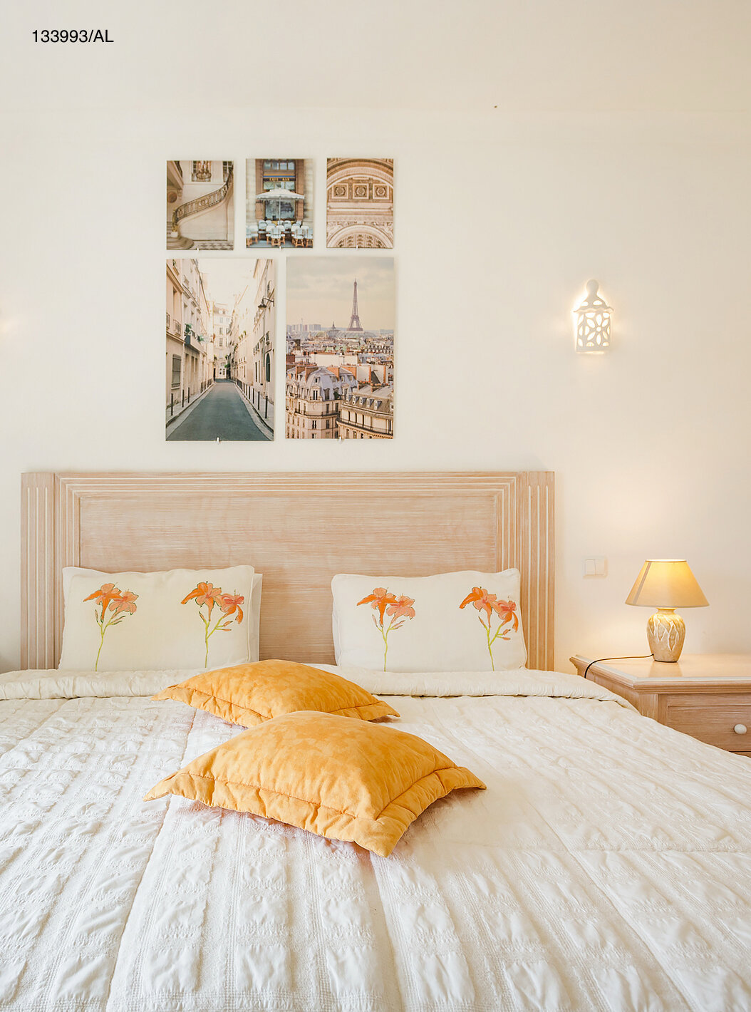 O Apartamento T2 Superior do Pestana Carvoeiro Golfe tem um quarto com uma cama de casal com duas mesas de cabeceira