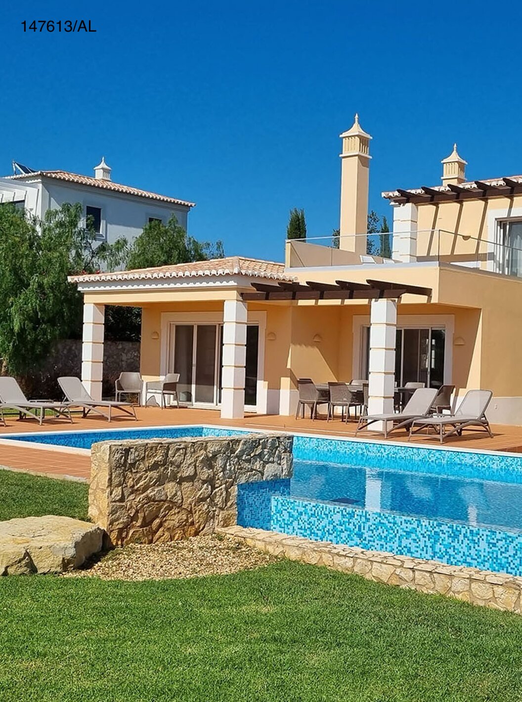 A Moradia V5 Superior do Pestana Carvoeiro Golfe tem um pátio exterior com piscina, relva, e espreguiçadeiras