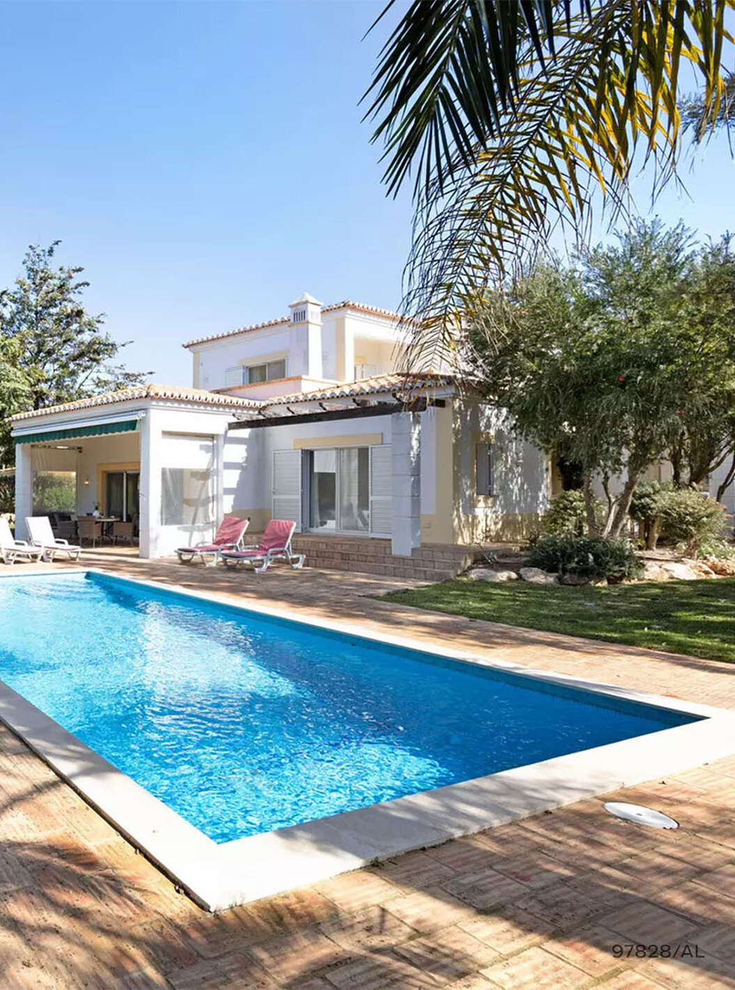 A Moradia V3 Standart do Pestana Carvoeiro Golfe tem um pátio exterior com relva e uma piscina retangular 