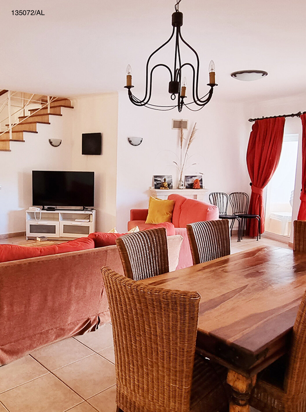 A Moradia V3 Standart do Pestana Carvoeiro Golfe tem uma sala de estar com sofás e cadeirões, e uma mesa com cadeiras