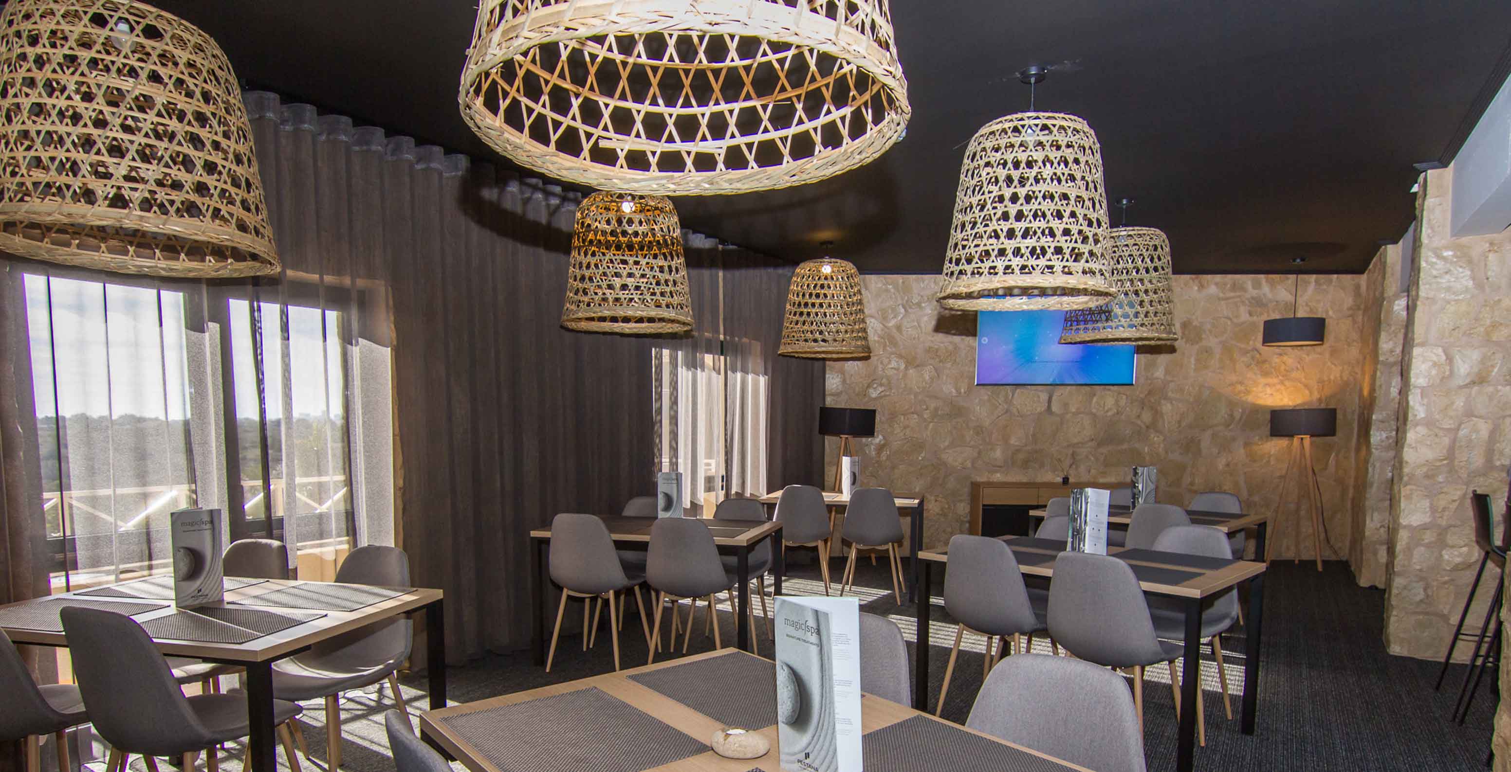 O Restaurante Fairway, do Hotel 4 Estrelas para Famílias no Algarve tem um espaço com mesas, cadeiras e vista exterior
