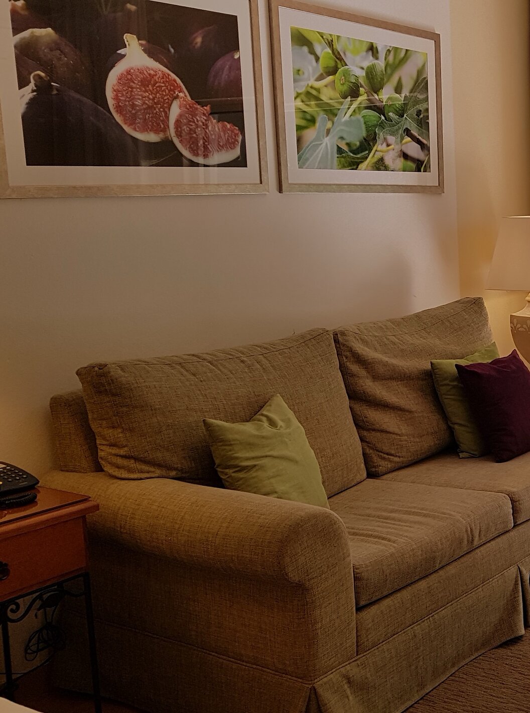 O Estúdio do Pestana Palm Gardens tem uma sala de estar com sofá e uma janela que dá acesso ao jardim