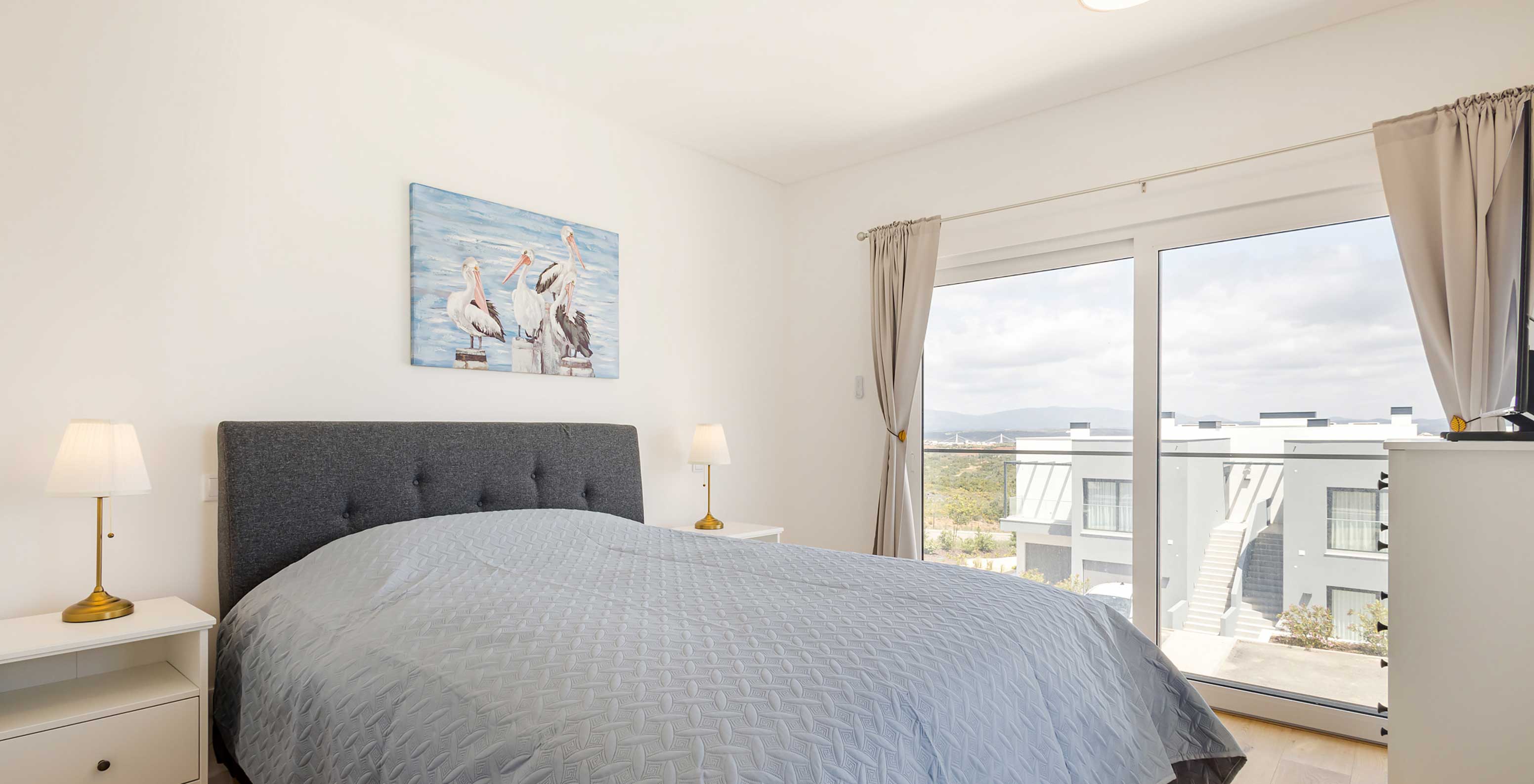 Apartamento do Pestana Valley Nature Village com uma cama e cortinados com tons cinzentos