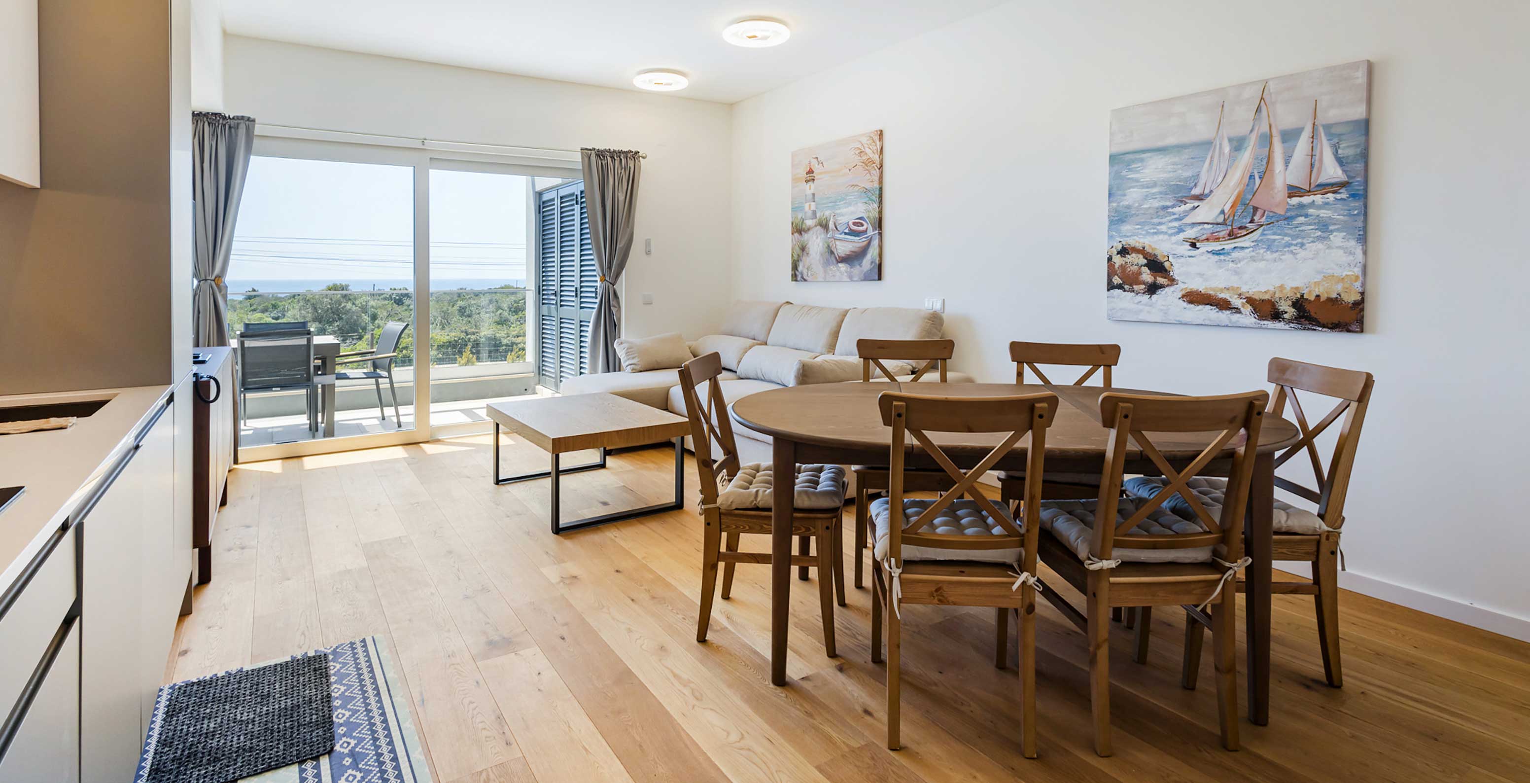 Apartamento do Pestana Valley Nature Village com uma mesa de jantar, um sofá e vista