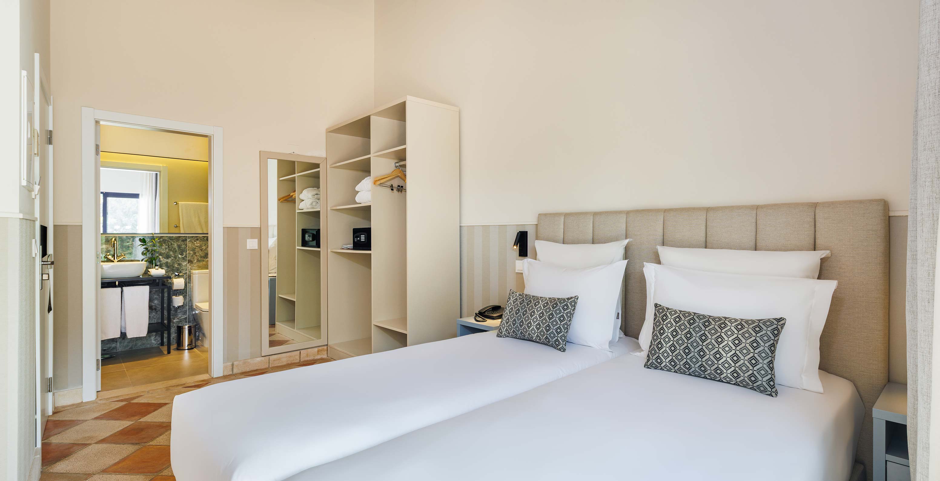 O Familiar Vista Jardim do Pestana Vila Sol - Vilamoura tem duas camas individuais, um espelho e uma casa de banho