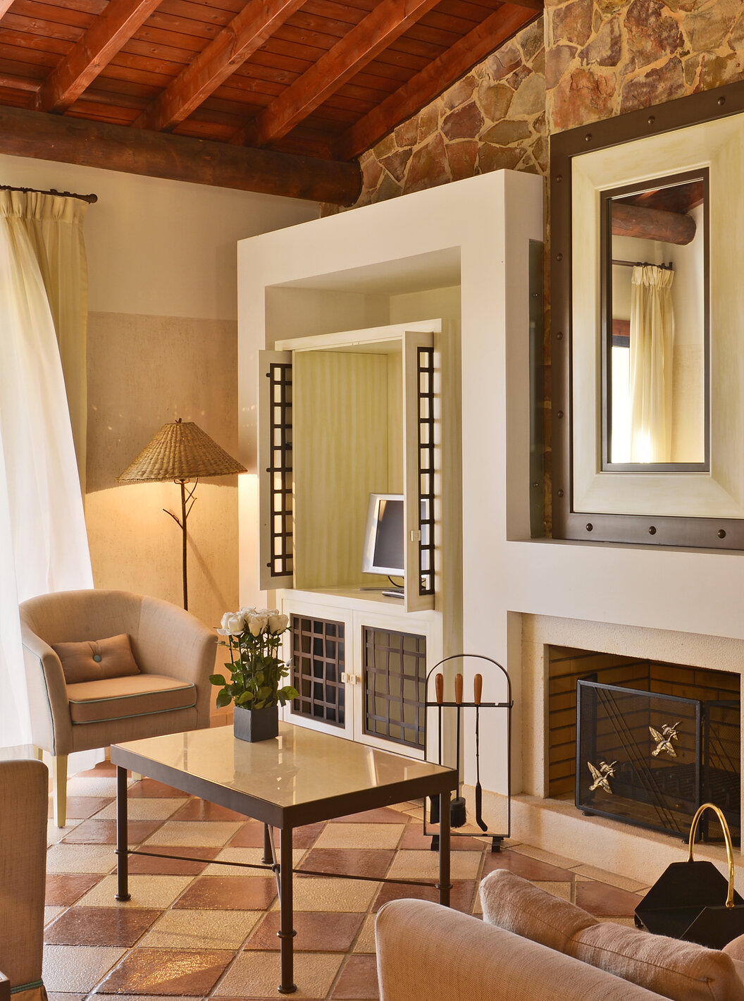 A Suite Vista Jardim Vila Sol do Pestana Vila Sol - Vilamoura tem uma sala com sofás, mesa de centro, lareira e janela