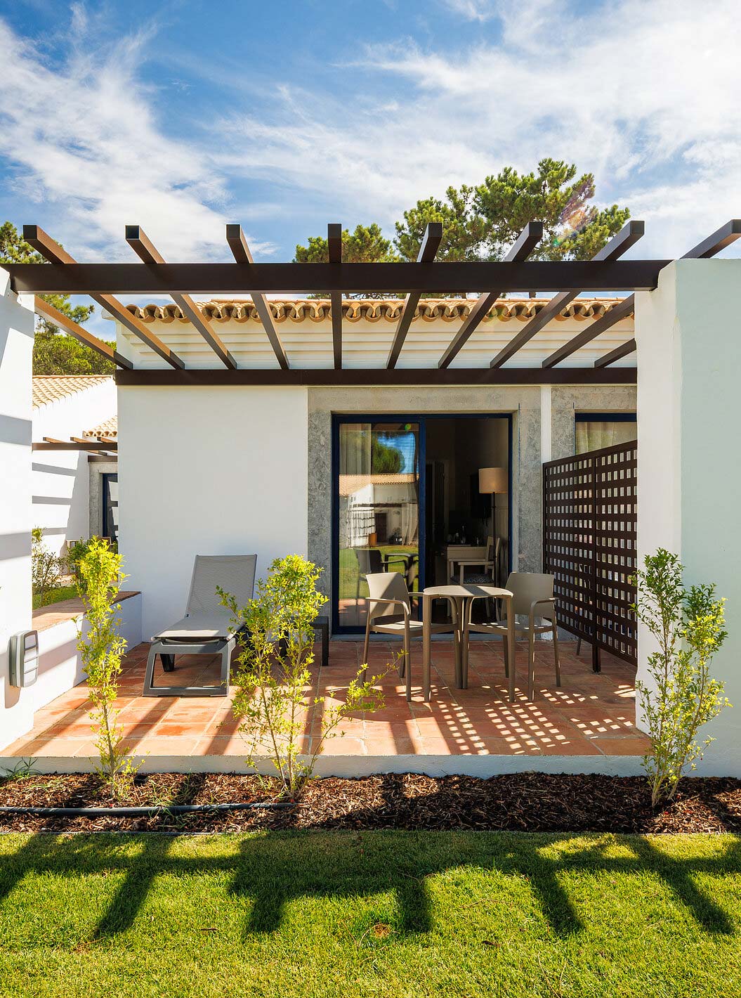 O Superior Vista Jardim do Pestana Vila Sol - Vilamoura tem uma varanda espaçosa com vista para o jardim