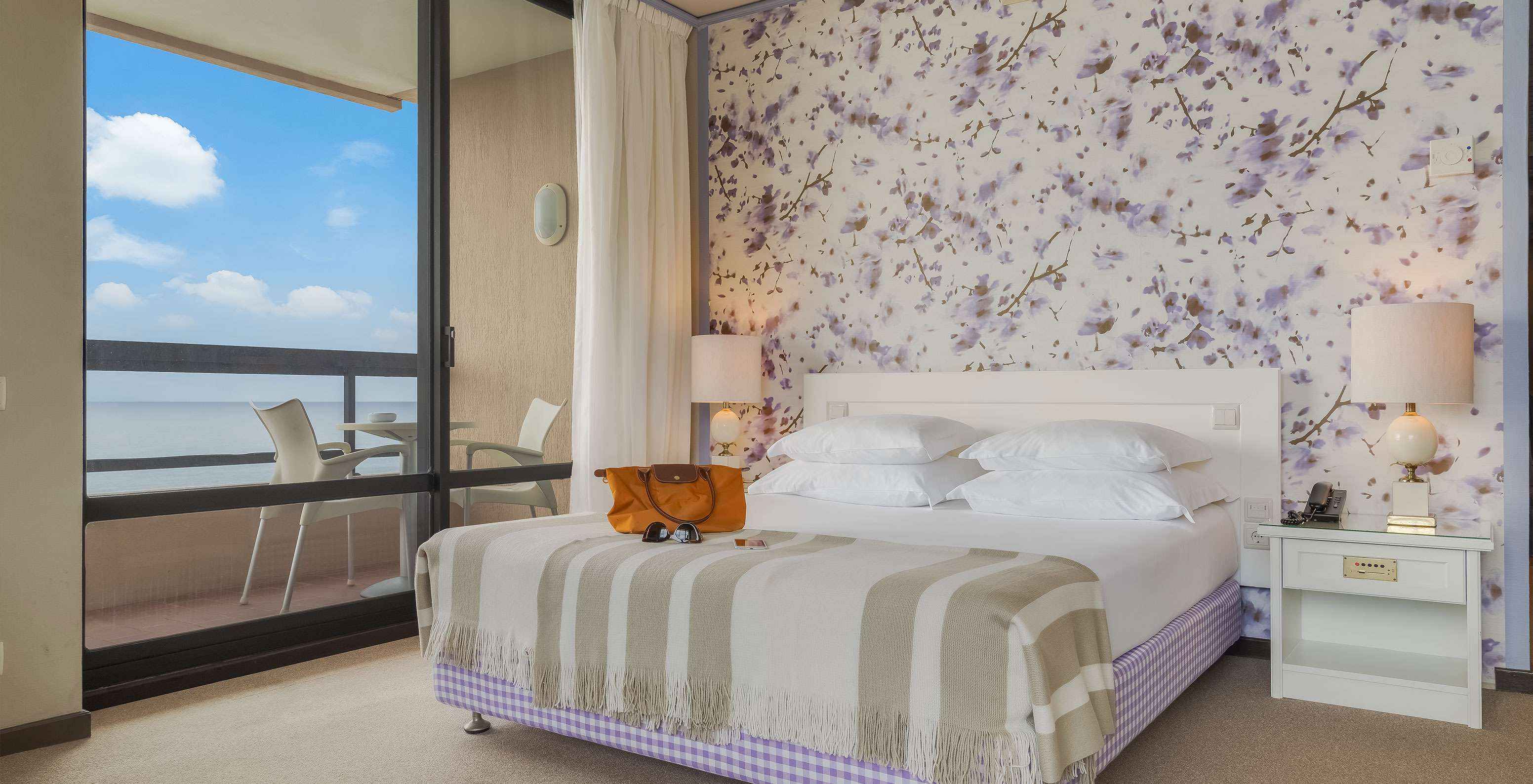 O Standard Vista Mar do Pestana Bahia Praia tem uma cama de casal, com 4 almofadas e uma varanda com vista mar ao lado