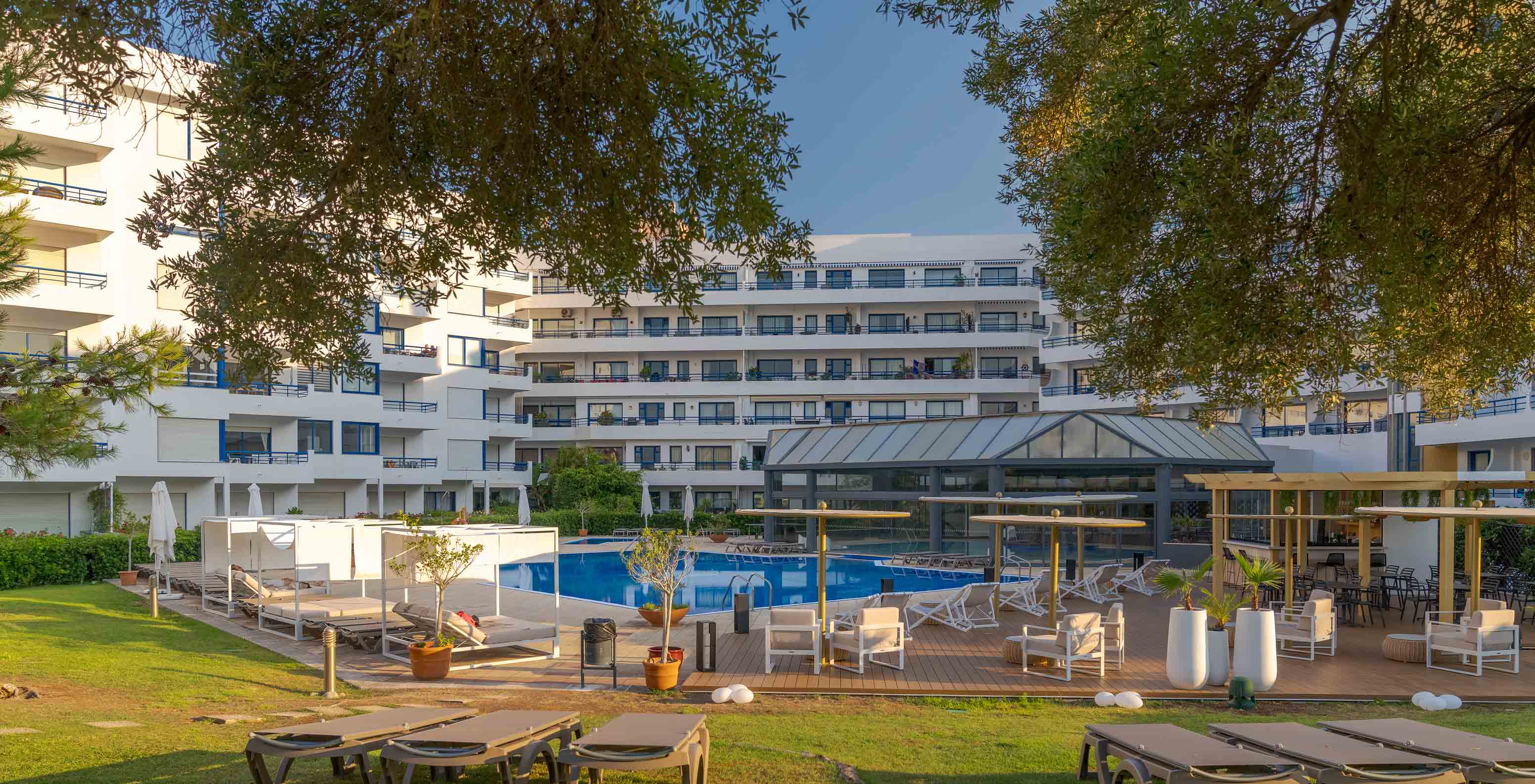O Pestana Cascais, um hotel em frente ao mar com piscina e spa, tem espreguiçadeiras no jardim