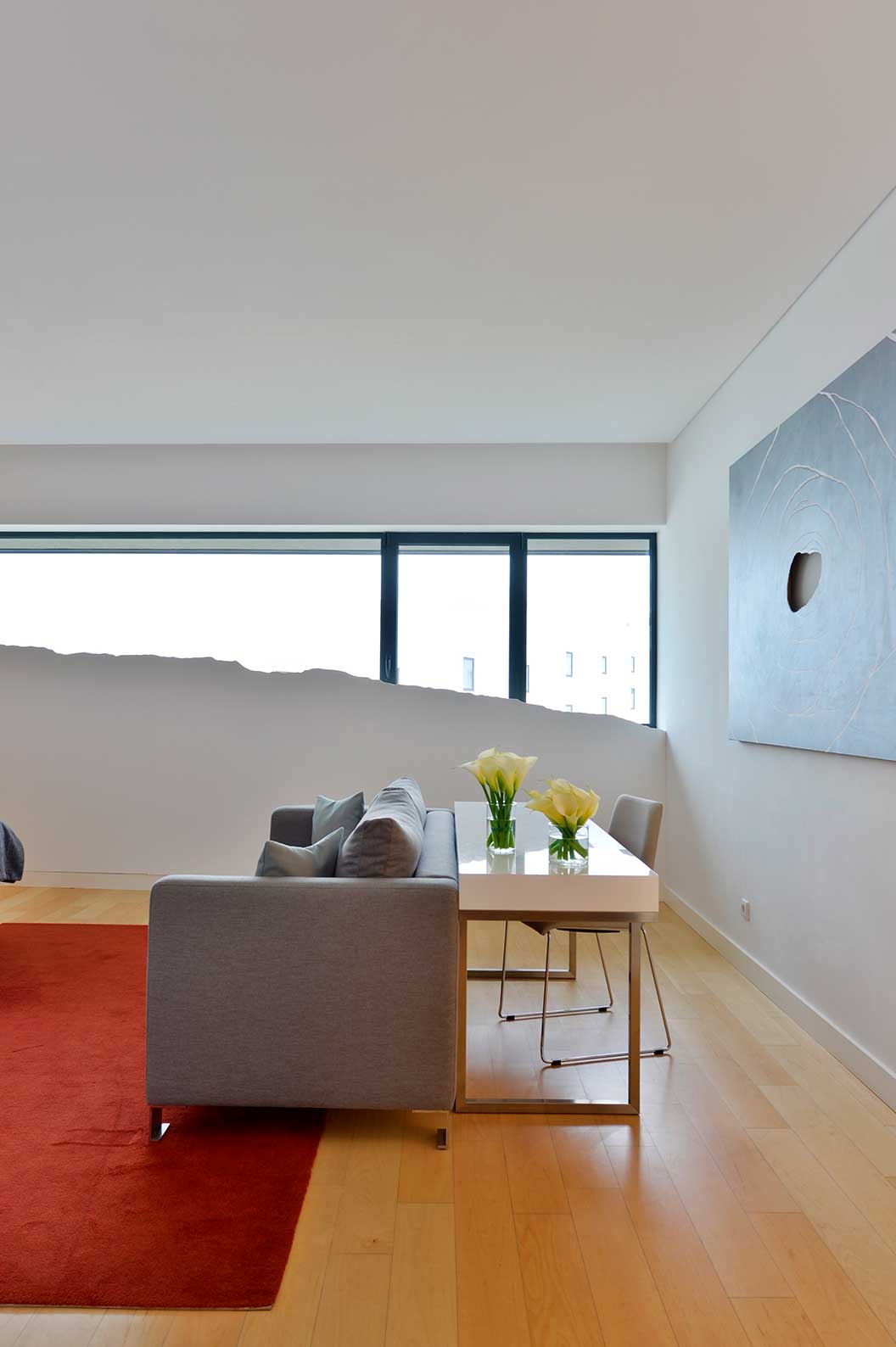 O Quarto Duplo Superior do Pestana Cidadela Cascais tem um sofá, uma secretária com cadeira e uma janela com arte