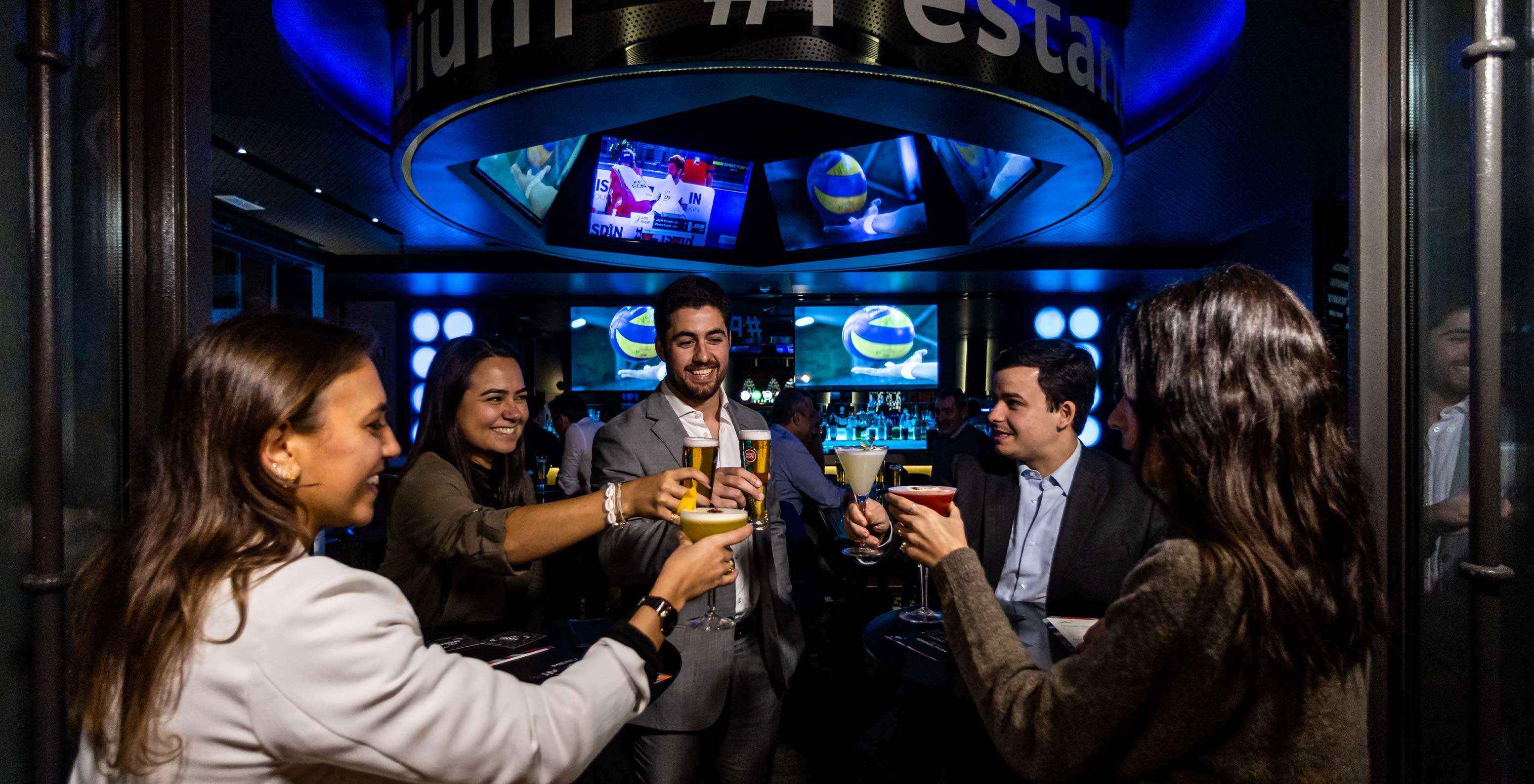 No bar Corner, do Hotel no Centro Histórico de Lisboa, pode desfrutar de bebidas e cocktails com os seus amigos