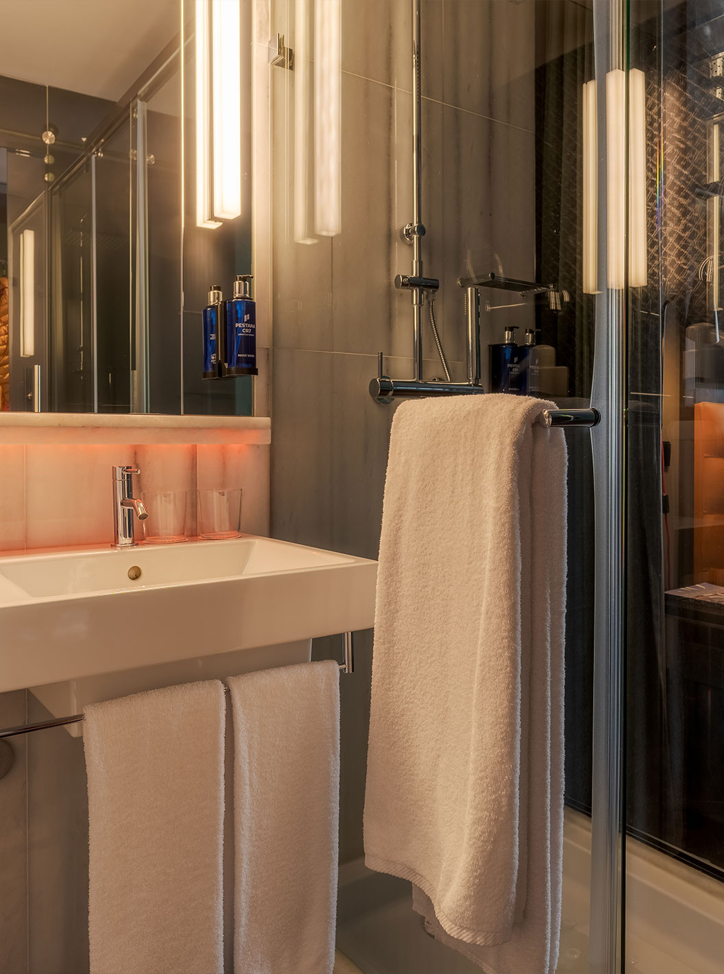 O CR7 Superior do Pestana CR7 Lisboa tem uma casa de banho com espelho, lavatório e duche