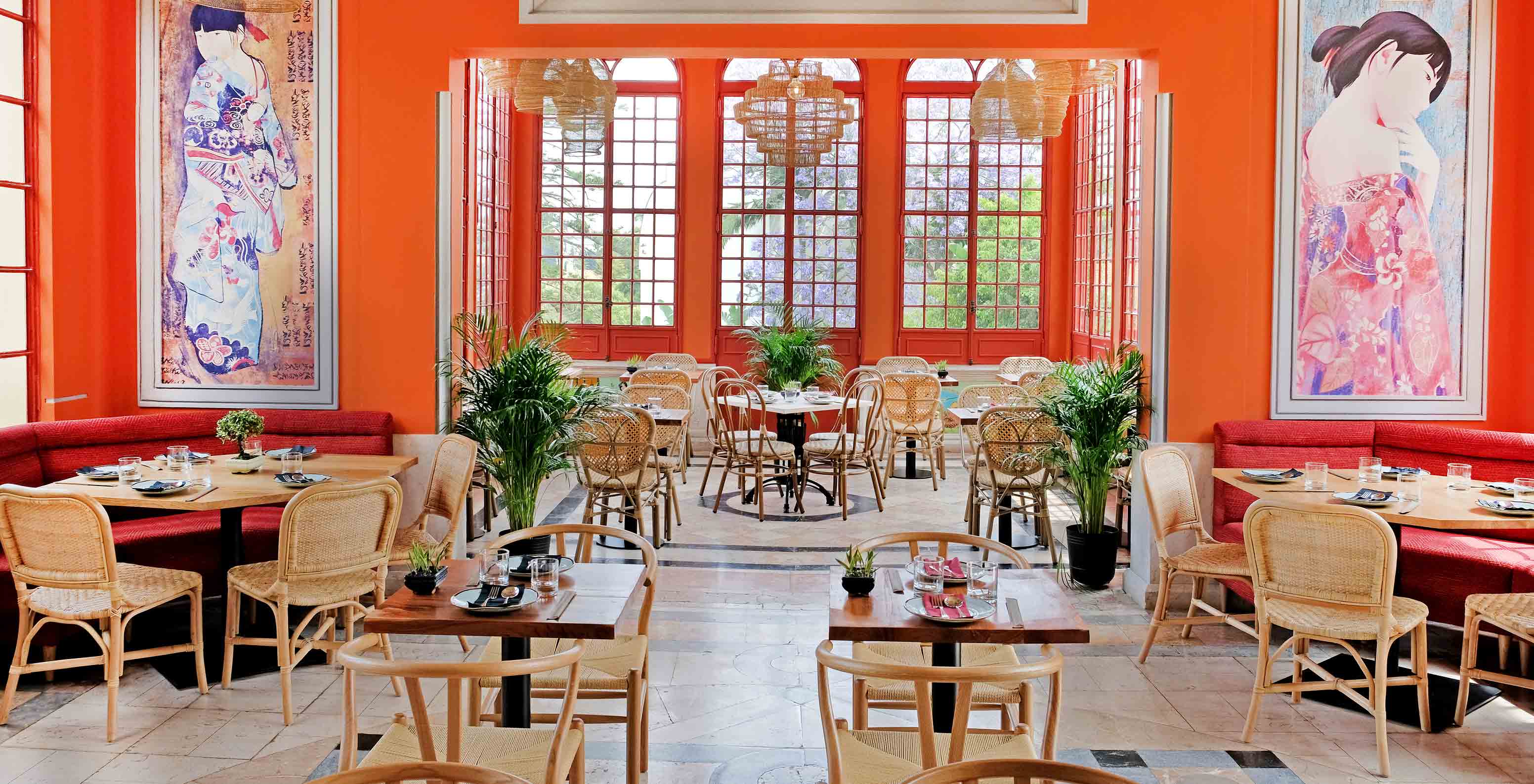 O restaurante Casa do Lago by SOI,  Hotel 5 Estrelas, Monumento Nacional tem mesas de madeira, cadeiras e janelas altas 