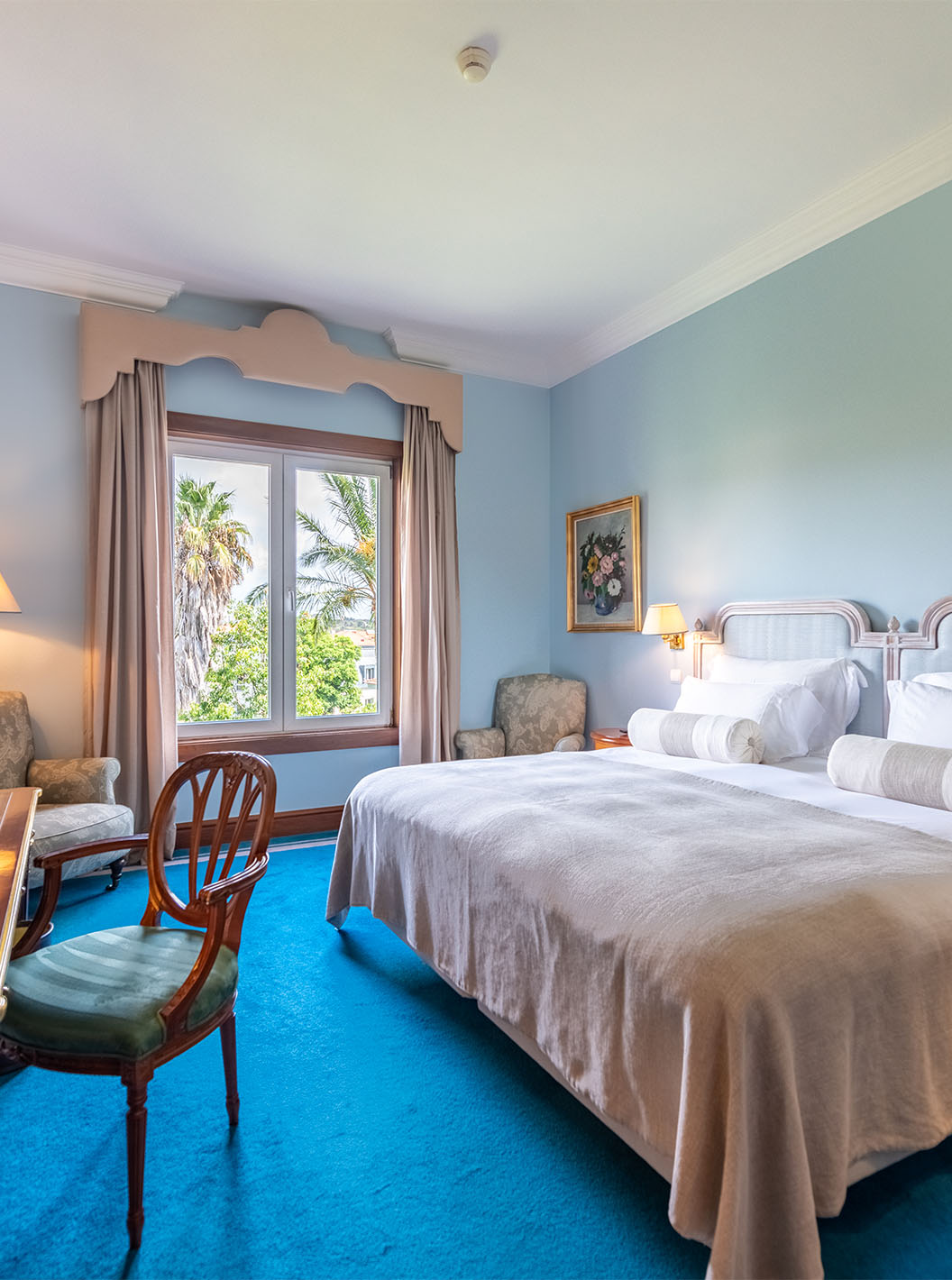 O Premium Garden do Pestana Palace Lisboa tem uma cama de casal com mesas de cabeceira, secretária e janela com vista jardim