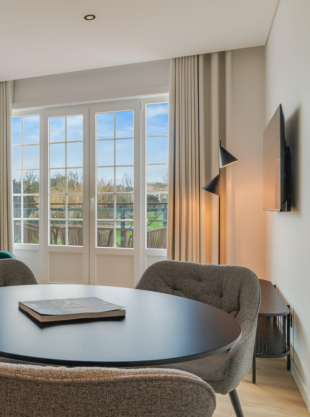 O Familiar com Varanda - Clubhouse do Pestana Sintra Golf tem uma mesa para refeições e duas janelas com acesso à varanda