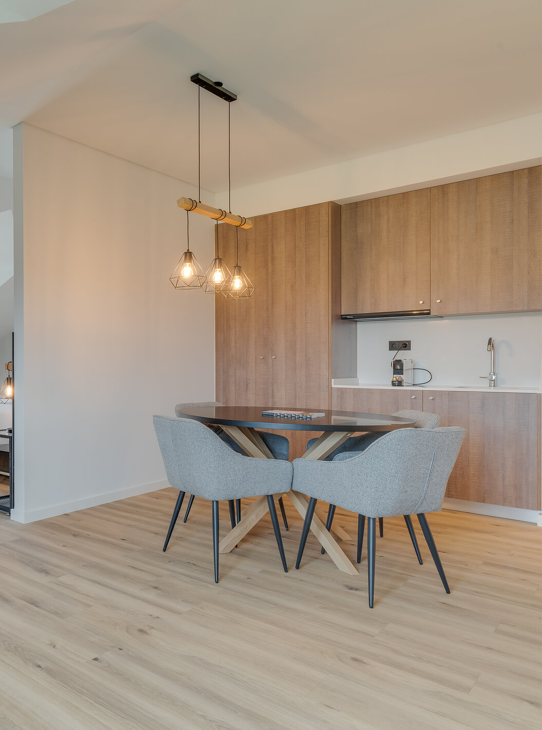 A Suite - Clubhouse do Pestana Sintra Golf tem uma kitchenette, uma mesa para refeições, duas poltronas e uma secretária