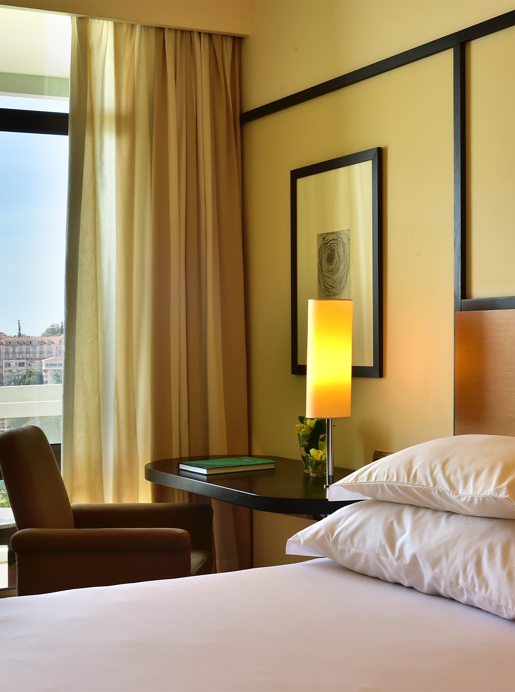 O Clássico Vista Lateral Mar do Pestana Casino Park tem uma cama de casal, uma secretária com um candeeiro e uma varanda