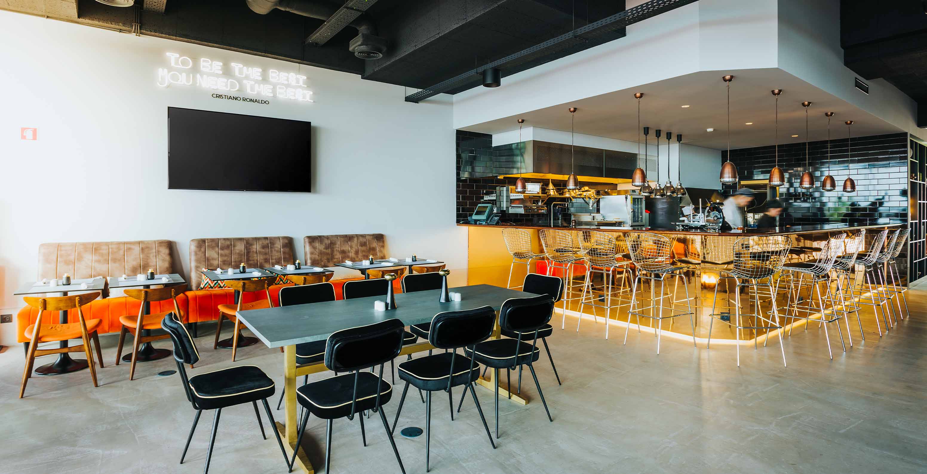 O restaurante Corner, do Hotel 4 Estrelas no Funchal, na Ilha da Madeira, tem um amplo espaço onde pode desfrutar da comida