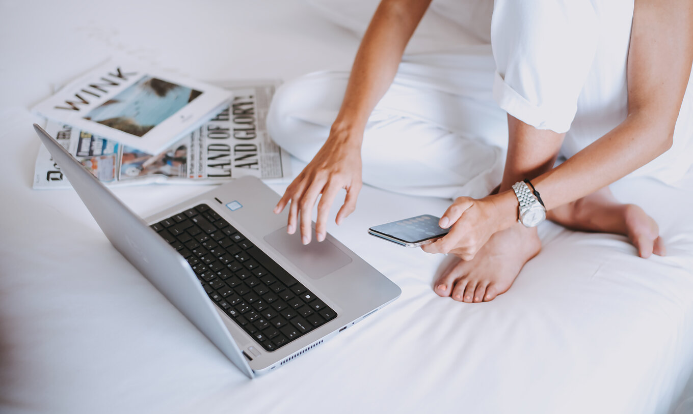 O Apartamento T2 do Pestana Madeira Beach Club tem uma cama de casal onde pode trabalhar ao computador