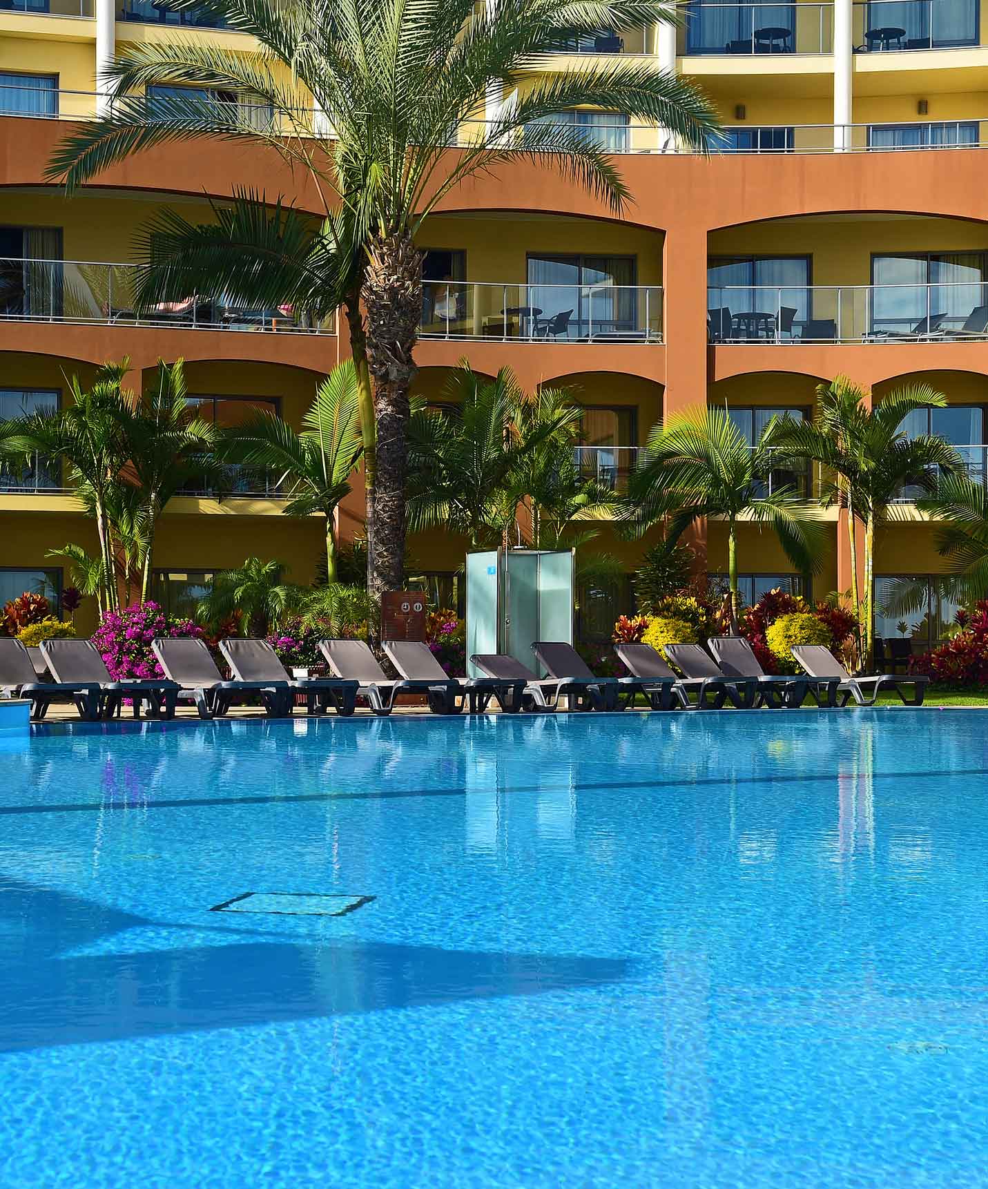 O Pestana Promenade, um Hotel na Madeira, Perto da Praia e do Lido tem uma piscina exterior com várias espreguiçadeiras