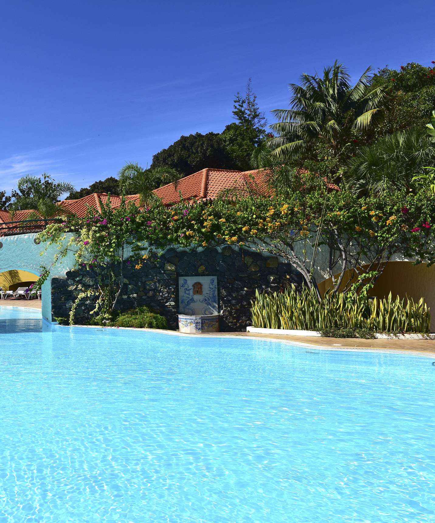 Piscina do Pestana Village, um Hotel Romântico no Funchal, na Madeira, exclusiva para crianças, com uma ponte