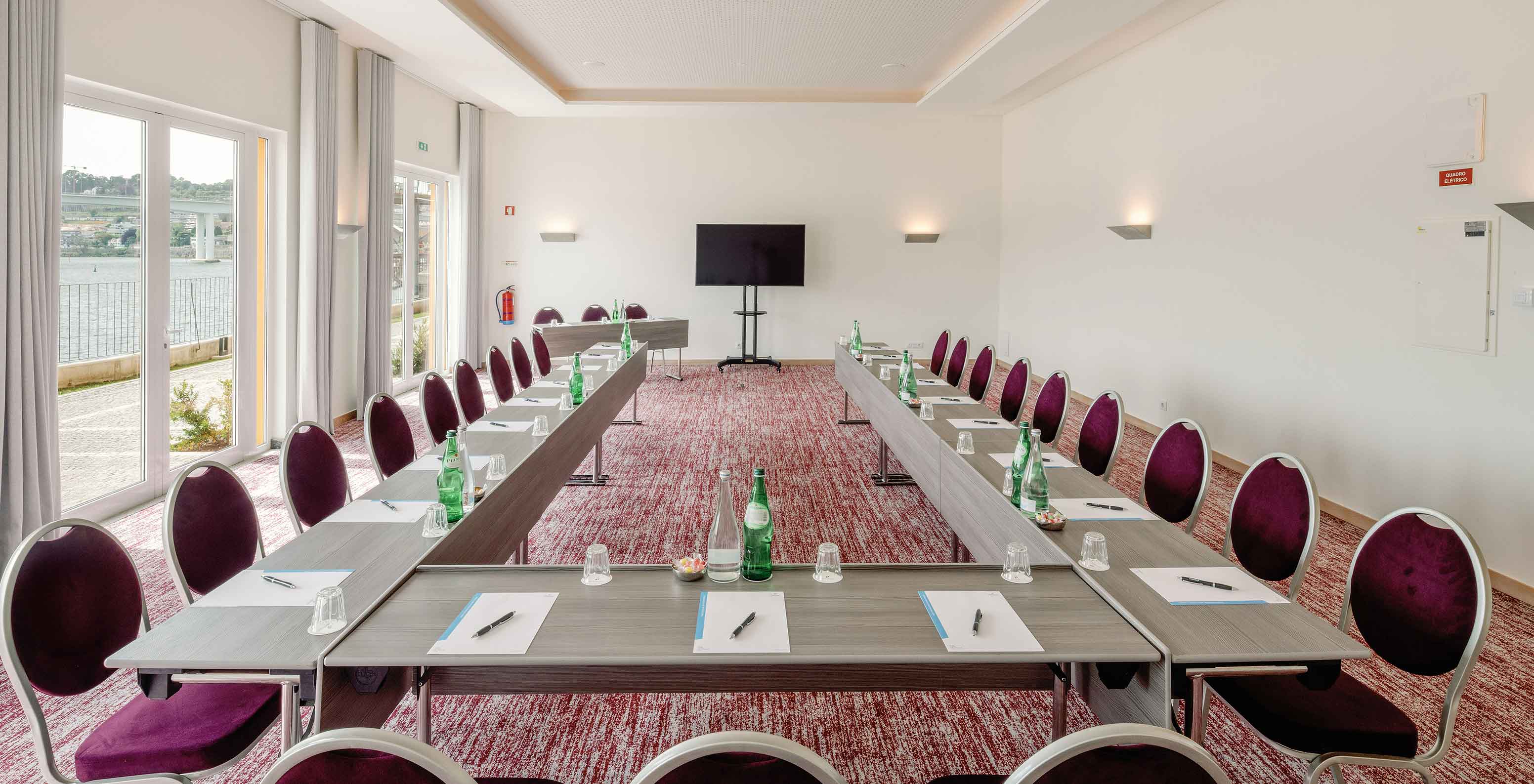 Sala Douro IV com mesas organizadas em U no Pestana Douro Riverside, Hotel com Piscina em Frente ao Rio Douro