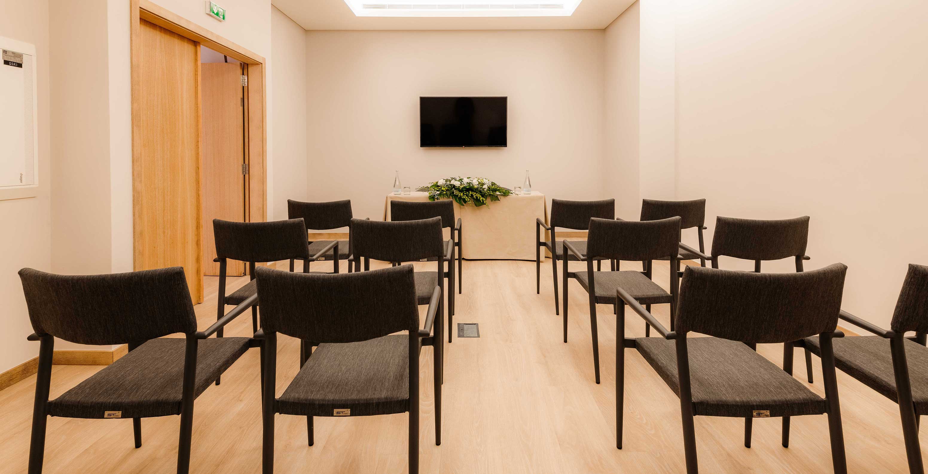 Sala Douro VII com cadeiras e um ecrã no Pestana Douro Riverside, Hotel com Piscina em Frente ao Rio Douro