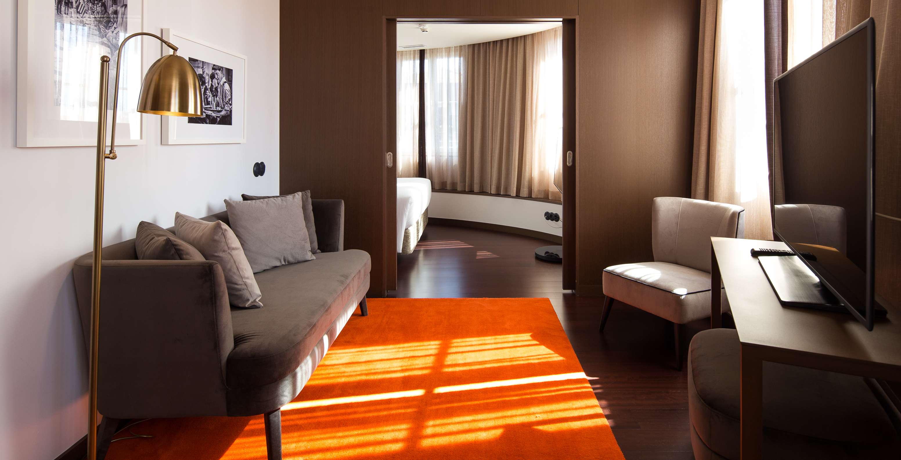 A Master Suite do Pestana Porto - A Brasileira tem uma pequena sala com bastante luminosidade, com sofá e televisão