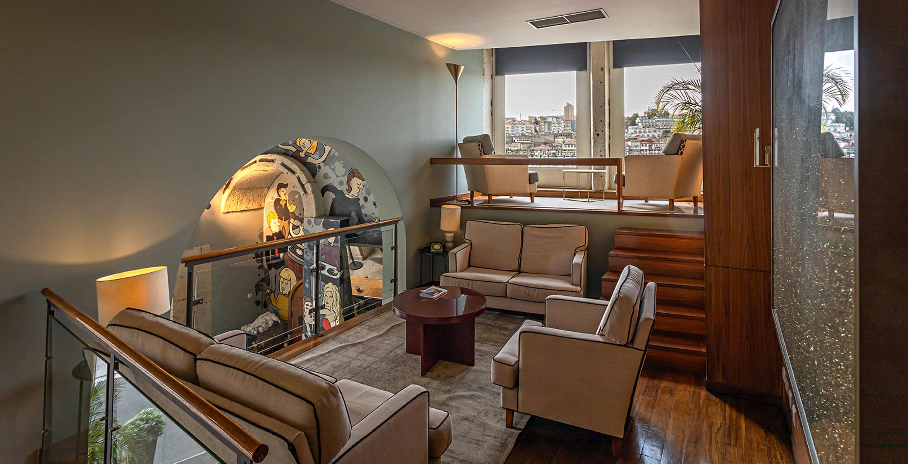 Mezzanine com sofás e poltronas sobre um tapete no Pestana Vintage Porto, Hotel na Praça da Ribeira, no Porto