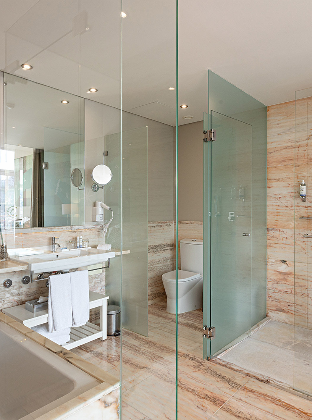 O Vintage Grand View Balcony do Pestana Vintage Porto tem uma casa de banho com um duche, uma banheira e um lavatório