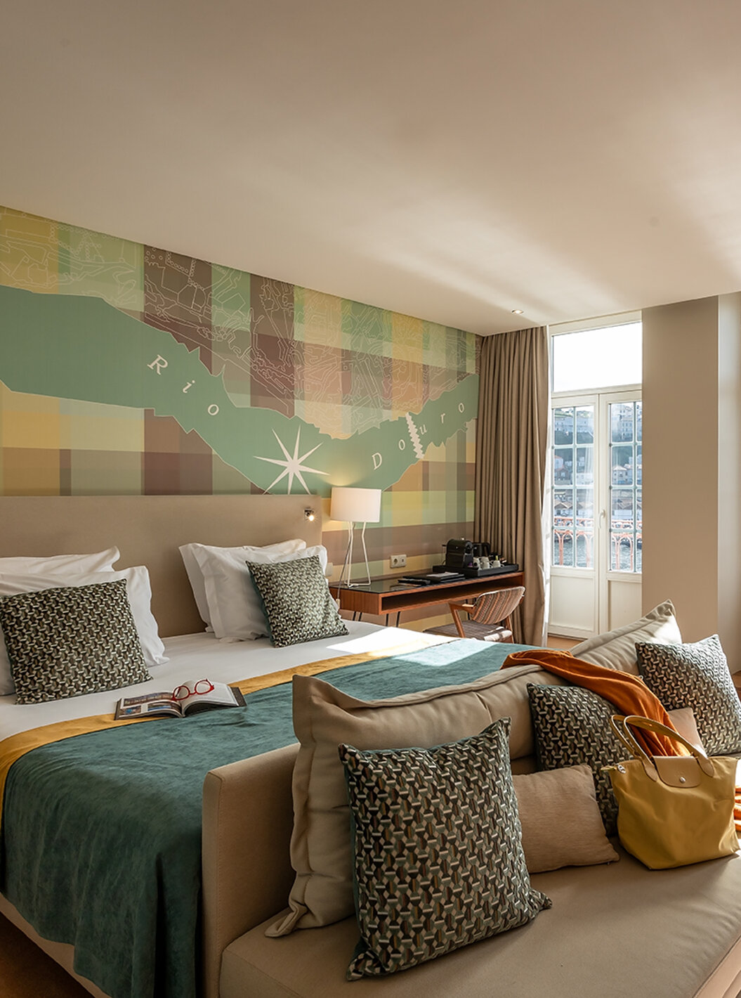 O Vintage Grand View Balcony do Pestana Vintage Porto tem uma cama de casal e janelas com vista para a ribeira do Porto