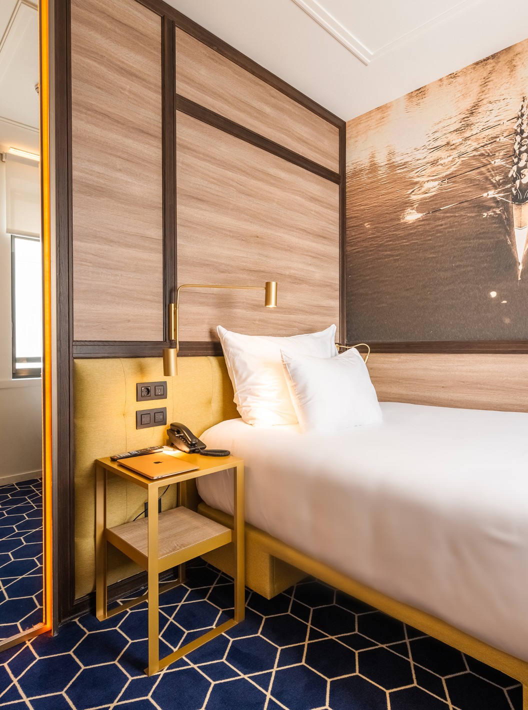 O Cozy Room do Pestana CR7 Gran Vía Madrid tem uma cama individual, máquina de café, um espelho e janela