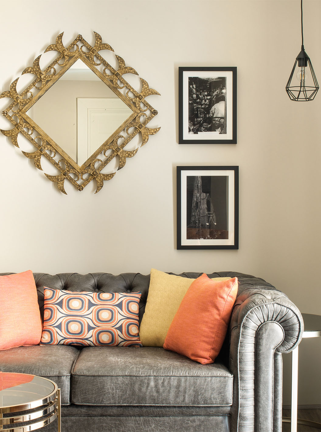 O Deluxe Grand Plaza Mayor do Pestana Plaza Mayor Madrid tem um sofá de dois lugares em cinzento e quadros na parede