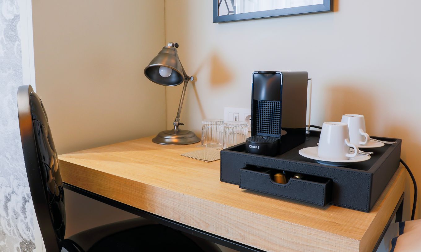 O Quarto Superior Plus do Pestana Plaza Mayor Madrid tem uma estação de café com máquina e chávenas de café