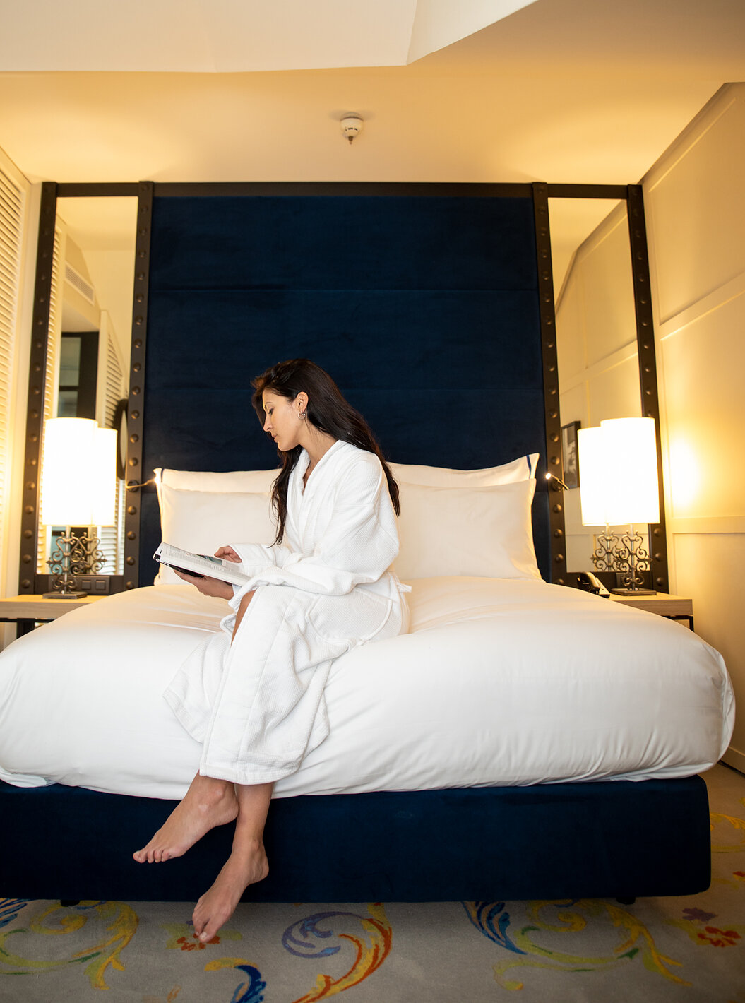 O Superior do Pestana Plaza Mayor Madrid tem uma cama com duas mesas de cabeceira e dois espelhos