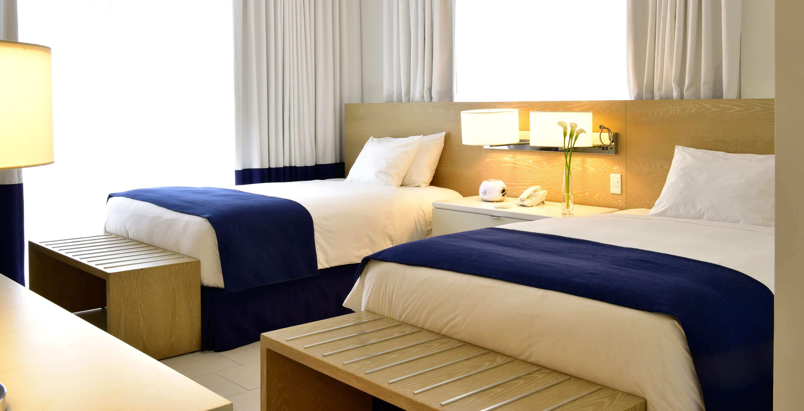 O Clássico Duplo - Para Pessoas com Mobilidade Reduzida do Pestana Miami South Beach conta com duas camas de solteiro, mesa de cabeceira com candeeiro