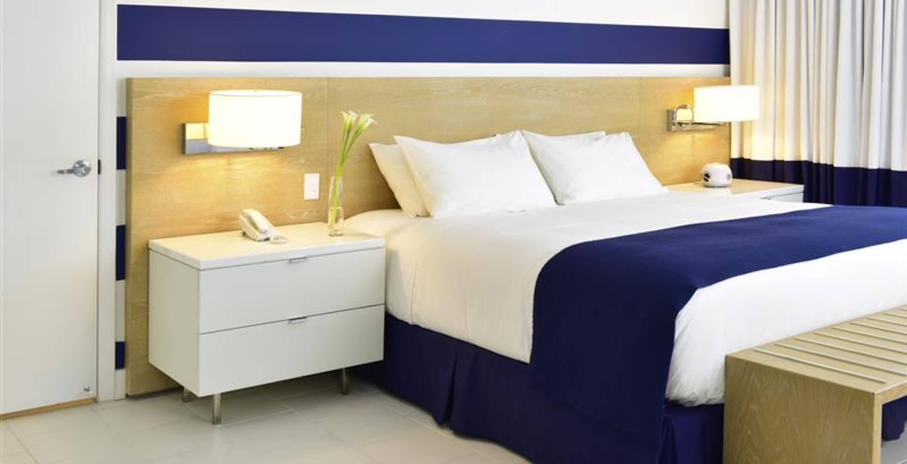 O Superior King - Para Pessoas com Mobilidade Reduzida do Pestana Miami South Beach conta com uma cama de casal e mesa de cabeceira