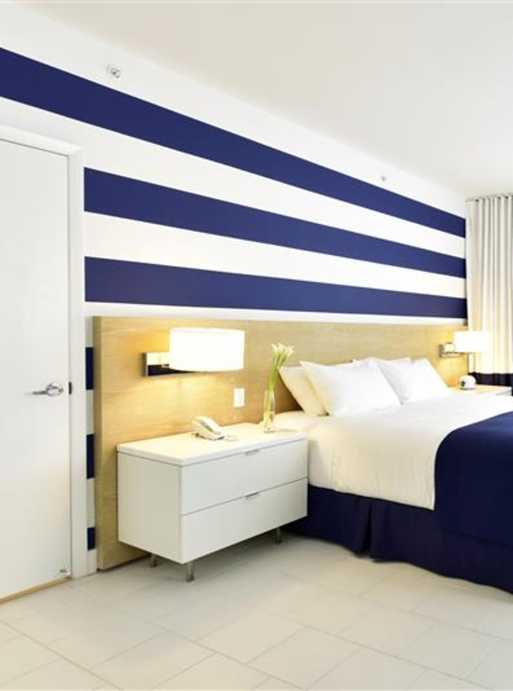 O Superior King - Para Pessoas com Mobilidade Reduzida do Pestana Miami South Beach é um quarto moderno com detalhes em azul