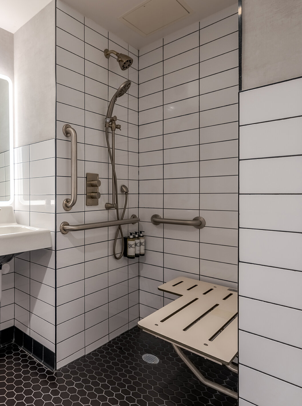 O Deluxe King Room ADA do Pestana CR7 Times Square tem uma casa de banho adaptada com lavatório e chuveiro