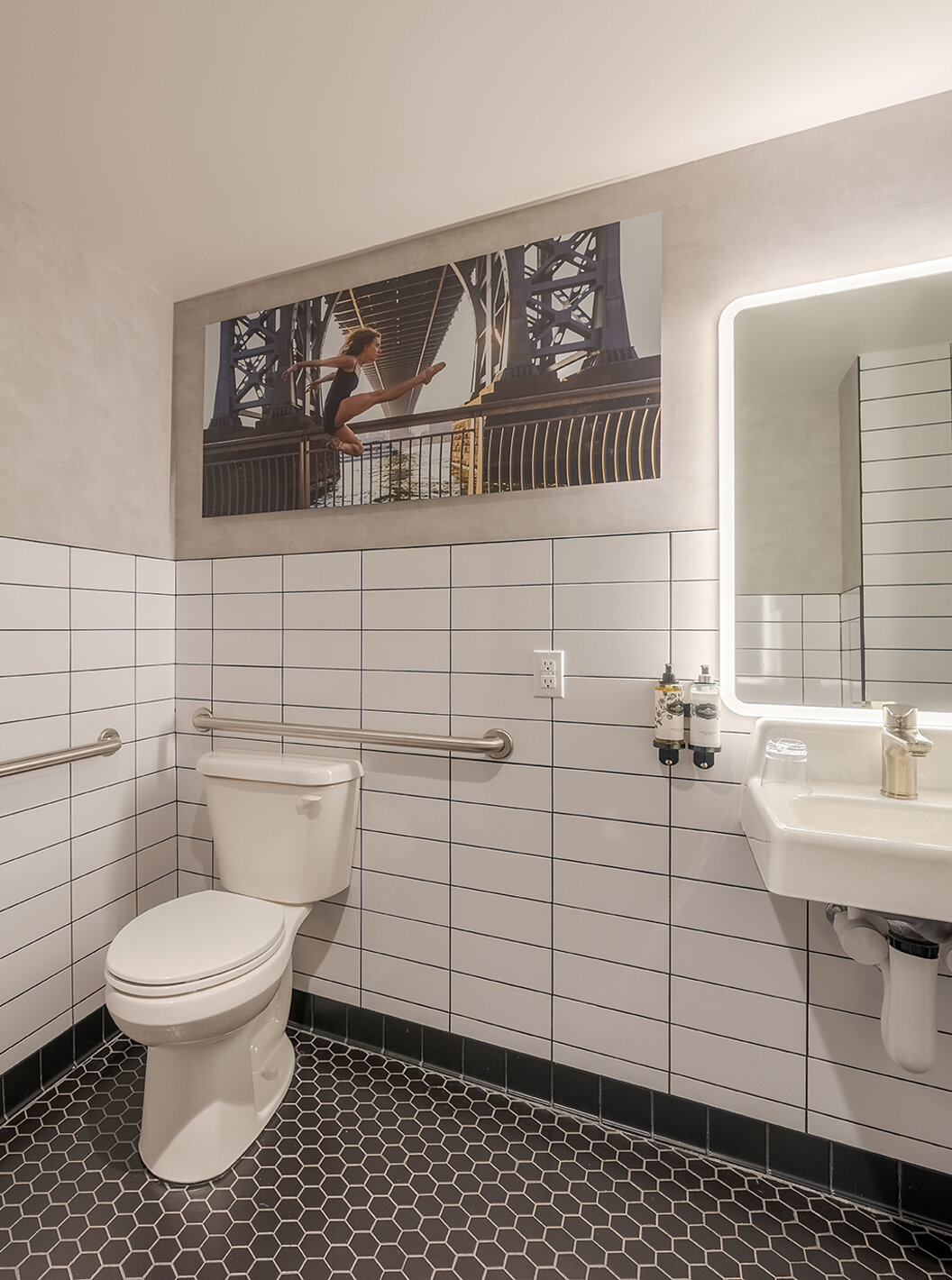 O Comfort ADA do Pestana CR7 Times Square tem uma casa de banho adaptada com sanita, lavatório e espelho