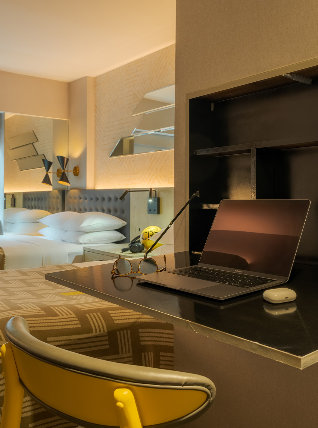 O Superior Double ADA do Pestana CR7 Times Square tem uma prateleira onde pode usar o computador e uma cama de casal