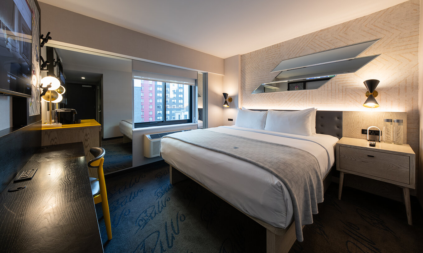 O Superior King High Floor do Pestana CR7 Times Square tem uma cama de casal, uma secretária e uma televisão