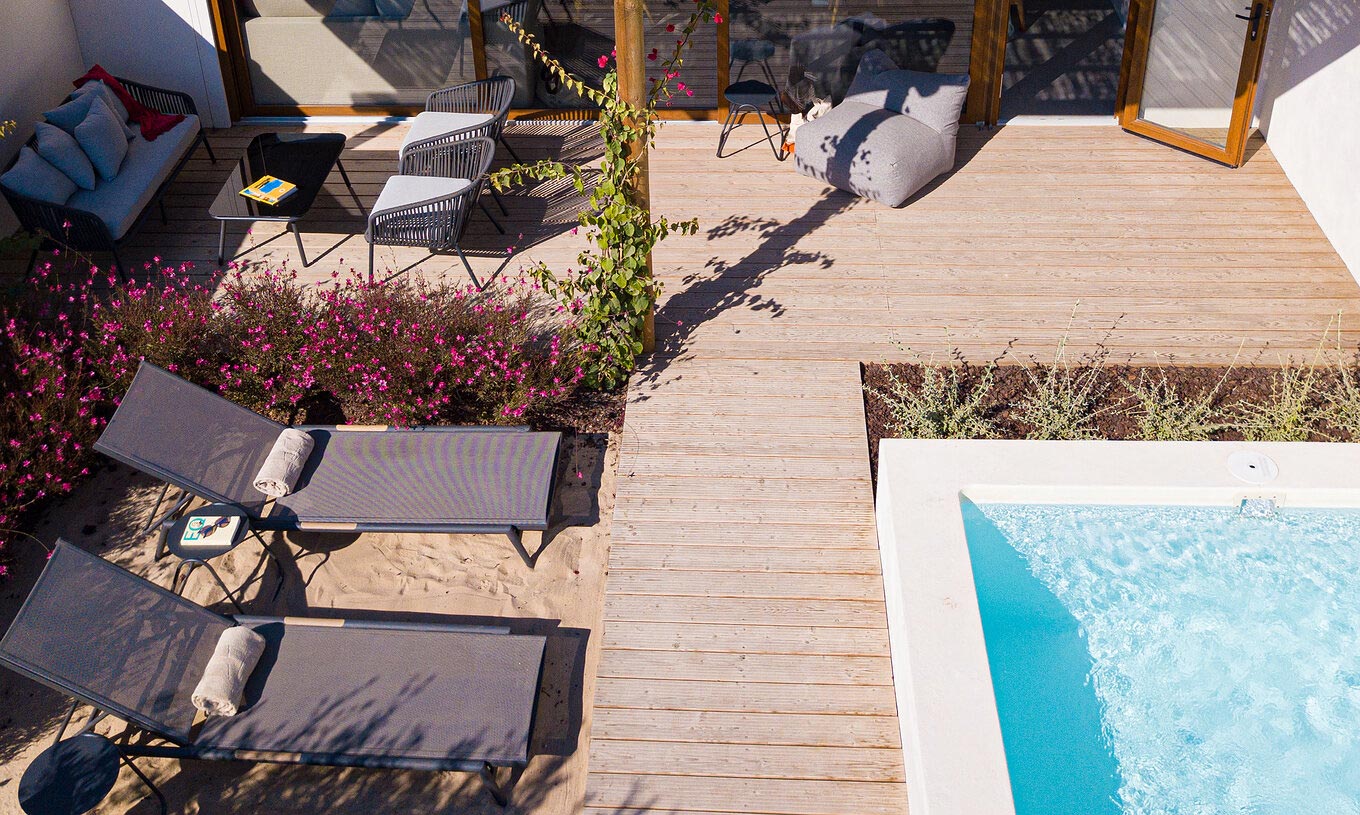 A Standard Villa (2 adultos) do Pestana Comporta Village Residences tem um terraço com uma piscina, espreguiçadeiras e plantas