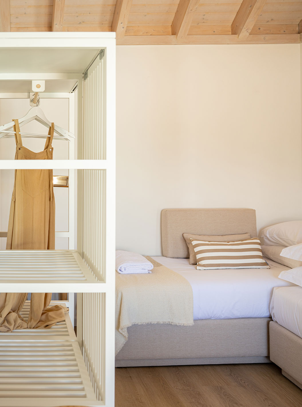 A Standard Villa do Pestana Comporta Village Residences tem um closet com um roupeiro branco e decoração de palha