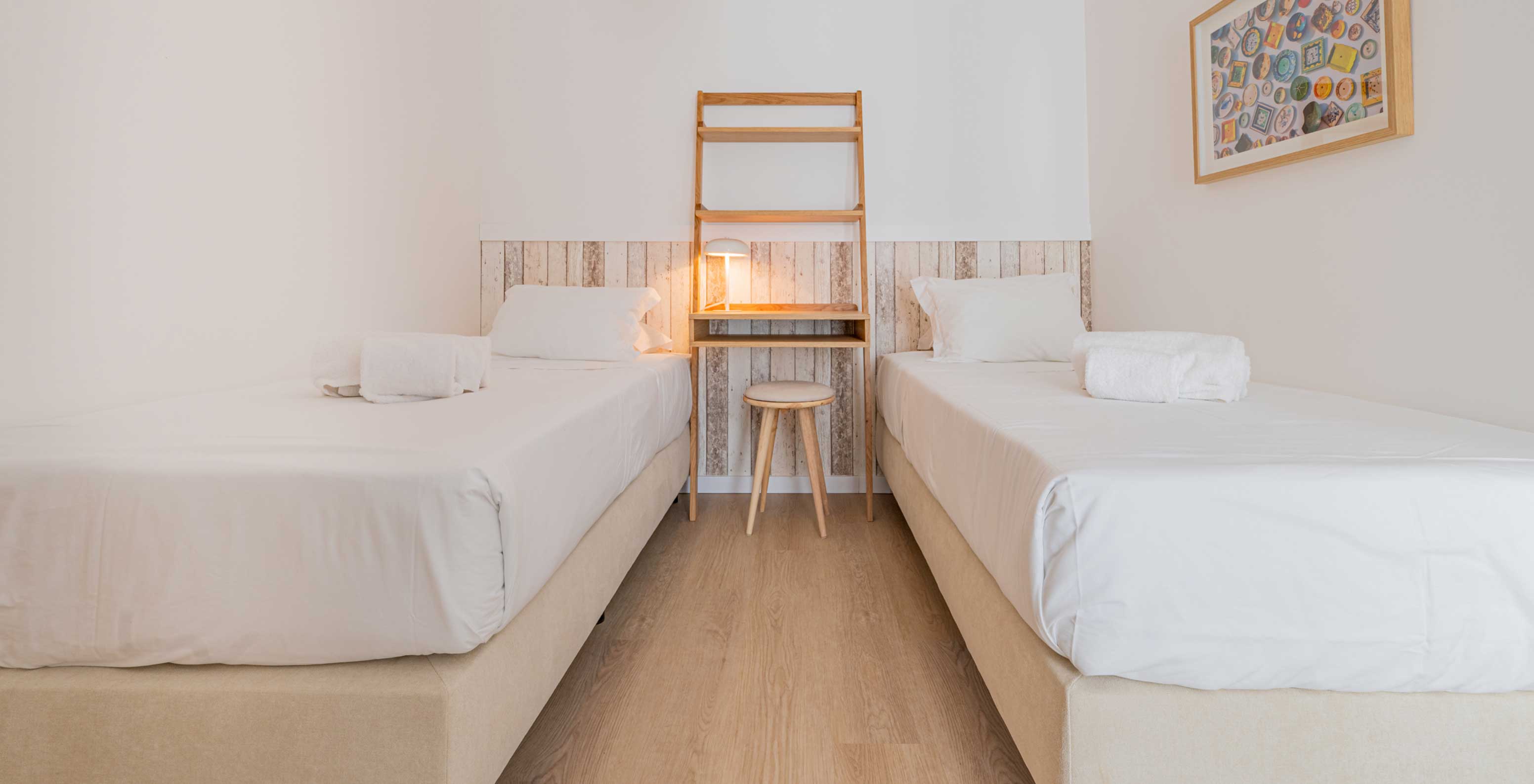 Apartamento standard para 2 adultos no Pestana Porto Covo Village com duas camas individuais e decoração minimalista