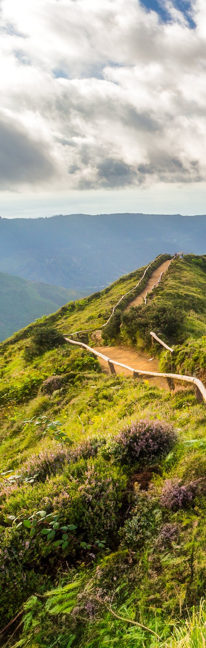 Descubra a oferta de hotéis do Pestana Hotel Group nos Açores, uma região cheia de natureza onde pode fazer caminhadas